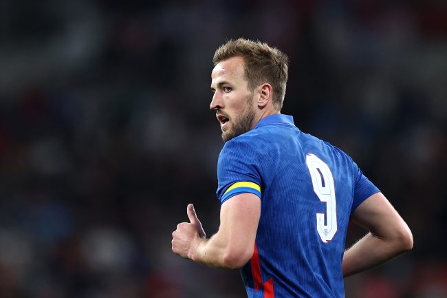 Harry Kane rejoint Bobby Charlton