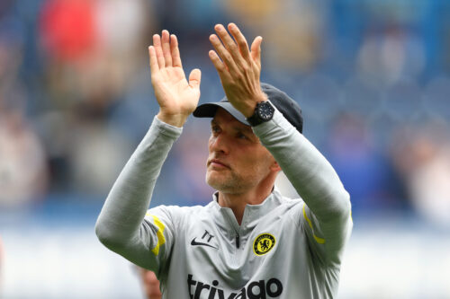 Thomas Tuchel, manager de Chelsea applaudi Stamford Bridge