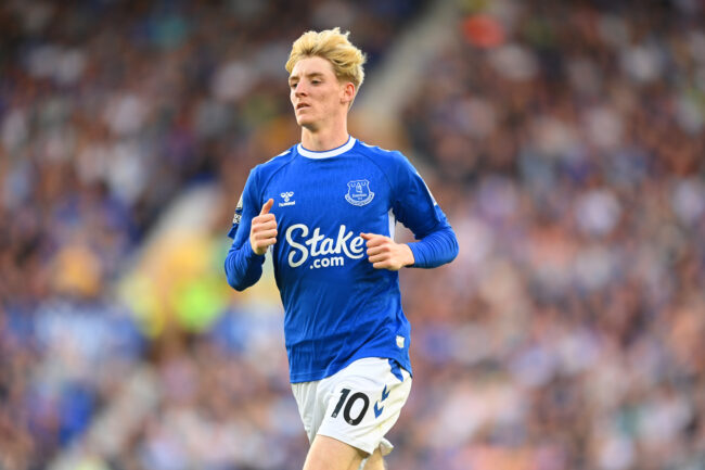 Anthony Gordon convoité par Chelsea