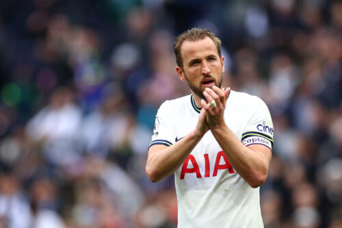 Harry Kane applaudi les supporters de Tottenham