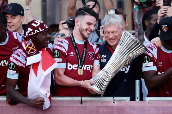 Declan Rice heureux avec le trophée de l'Europa Conference League