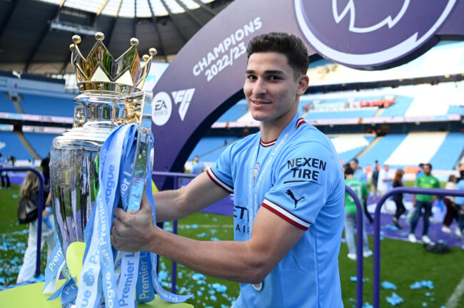 Julian Alvarez brandit le trophée de Premier League